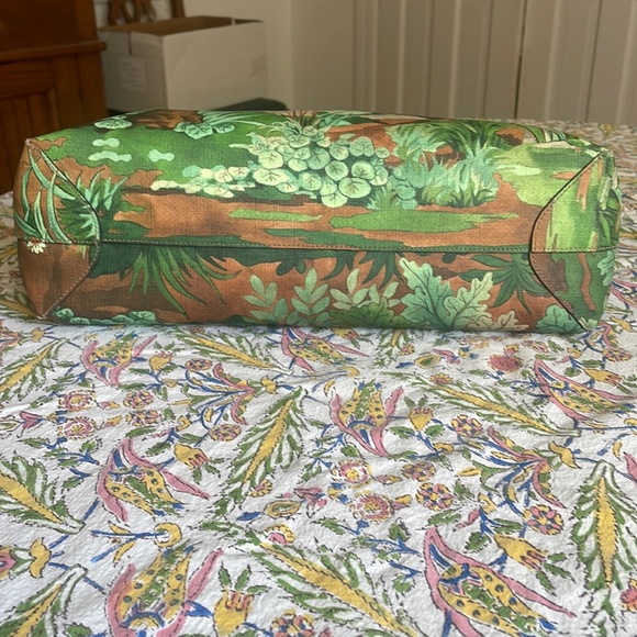 Authentic Gucci Tian Shoulder Bag - Picture 3 of 15